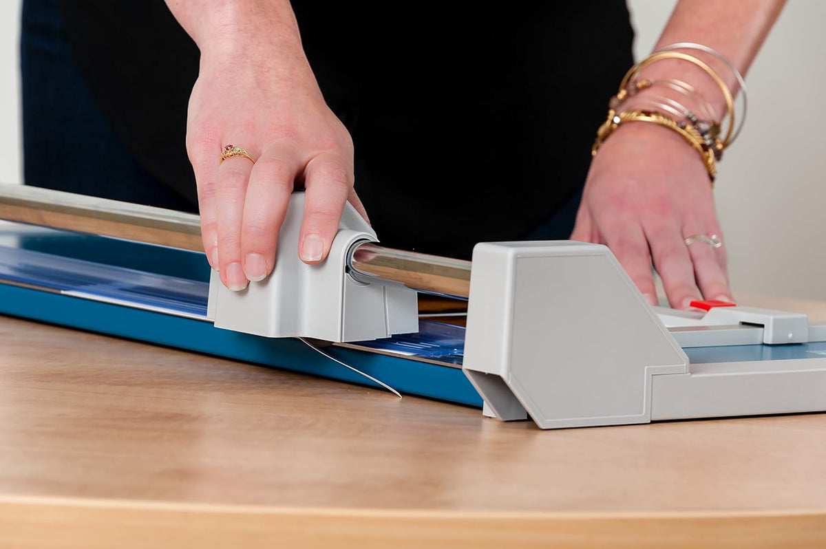 Dahle 550 Professional Rolling Trimmer, 14-1/8" Cut Length, 20 Sheet Cap...