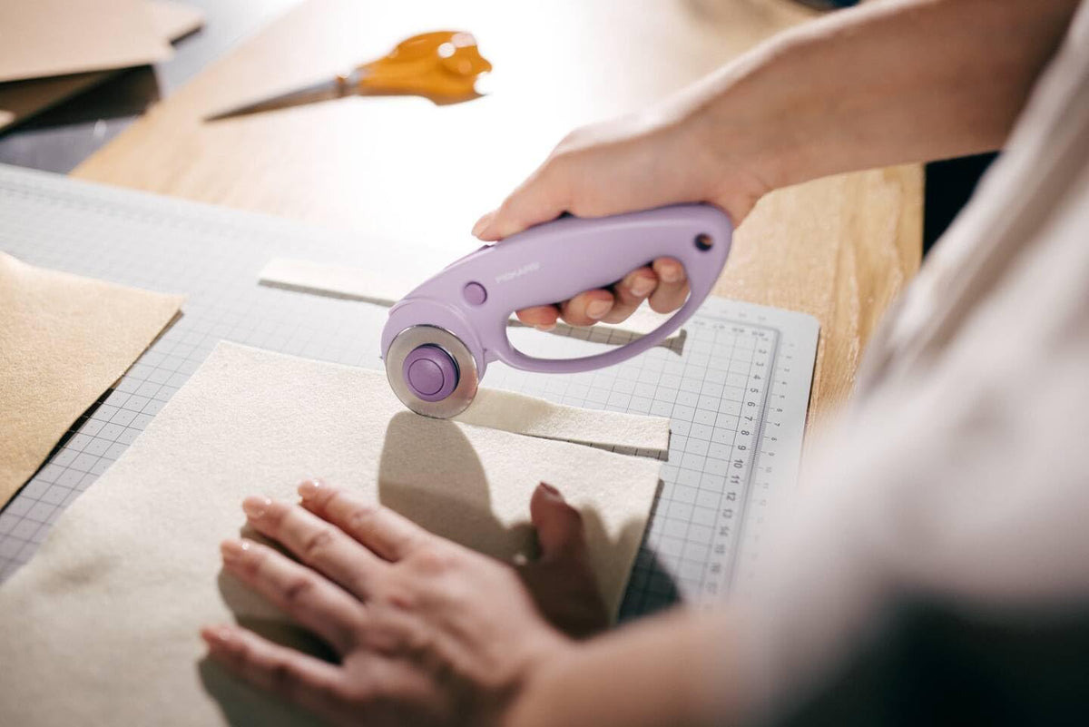 Fiskars rotary cutter, rotary blade with loop handle, right- and left-handed,...