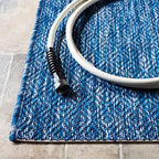 safavieh courtyard collection 2'3" x 6'7" navy cy8520, close-up detail