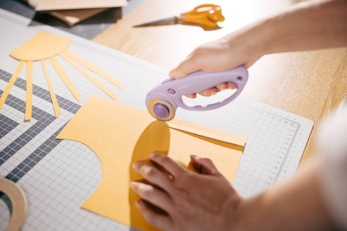Fiskars rotary cutter, rotary blade with loop handle, right- and left-handed,...