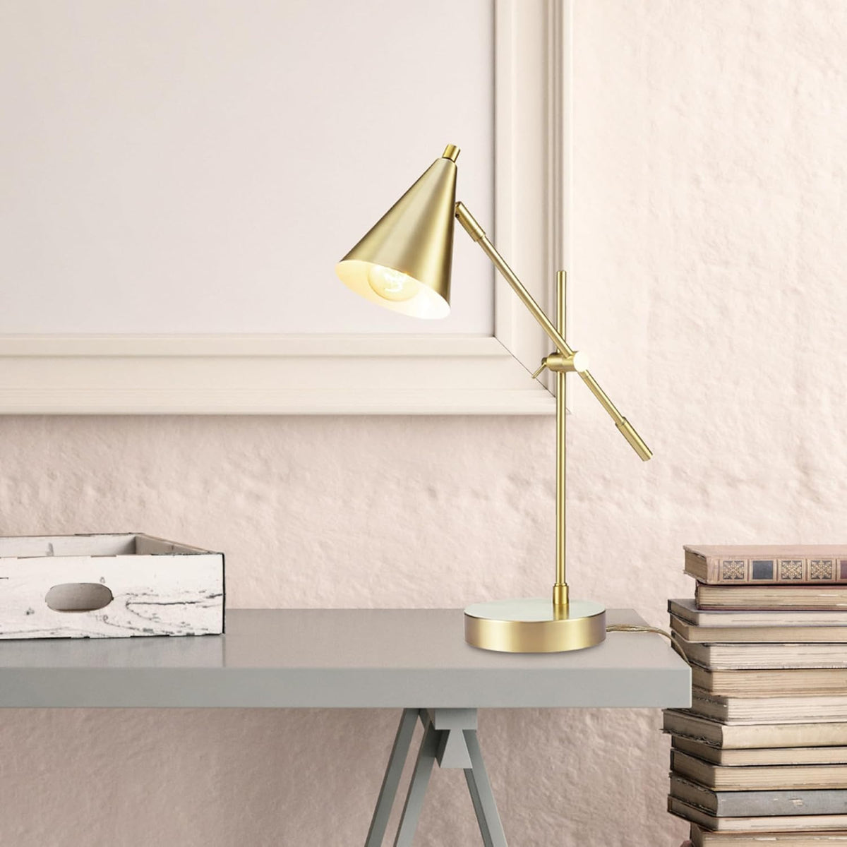 globe electric x novogratz 52887 18" desk lamp, side view