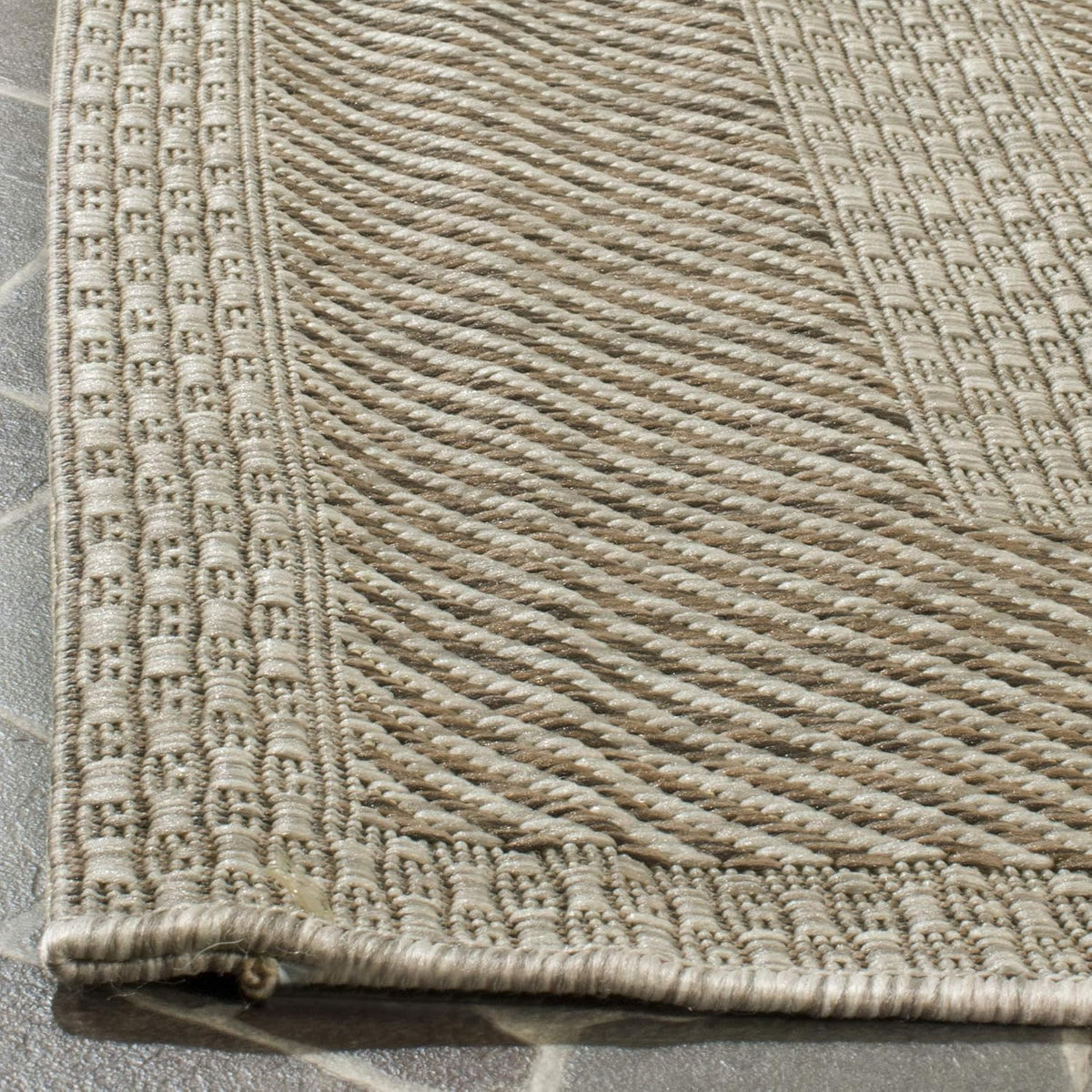 safavieh courtyard outdoor runner rug 2'3"x6'7", beige &, close-up detail