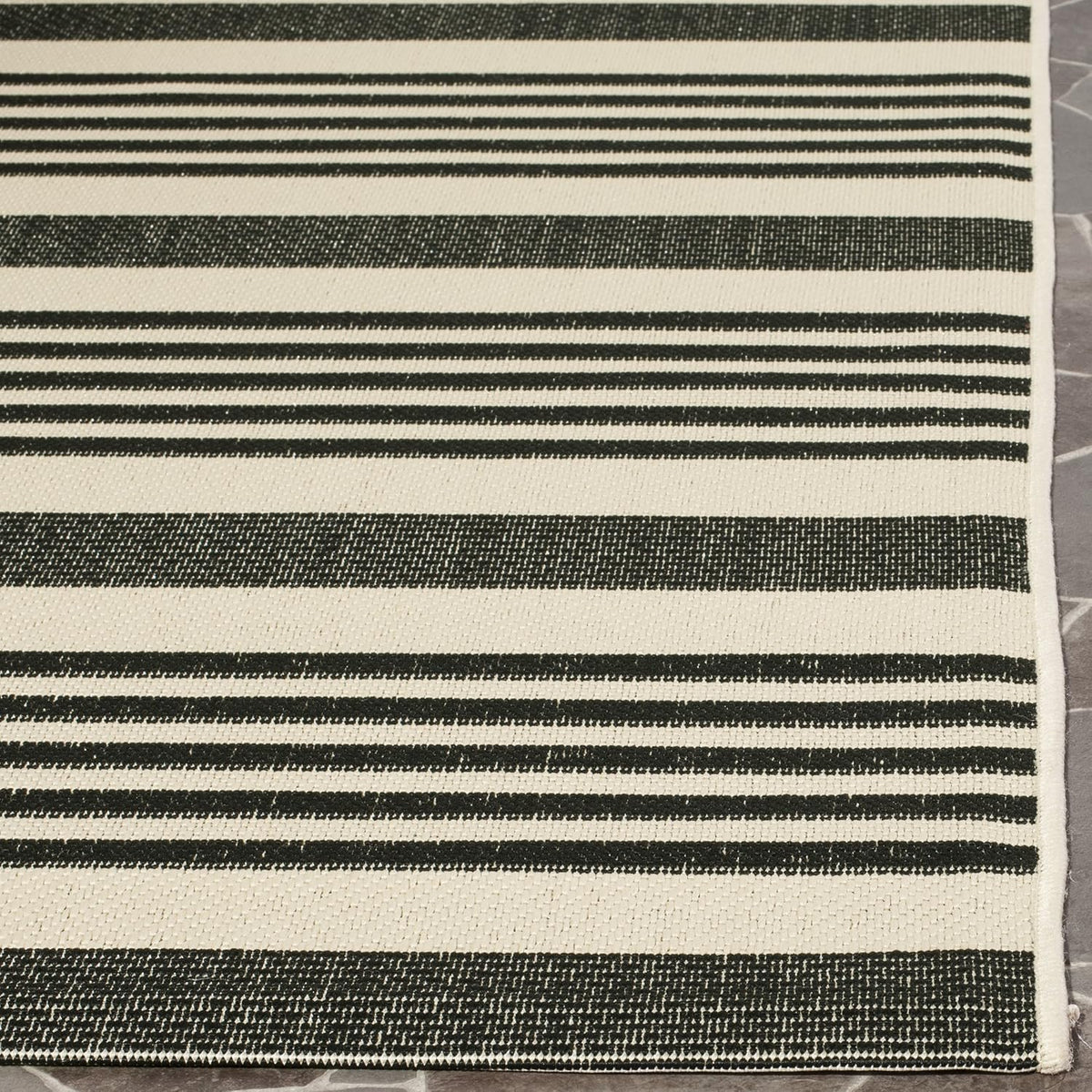 safavieh courtyard outdoor runner rug 2'3"x6'7", black &, close-up detail
