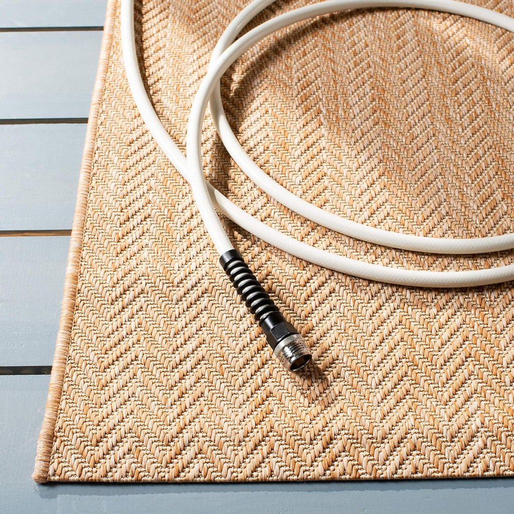 safavieh outdoor runner rug 2'3"x6'7" - courtyard collection, close-up detail