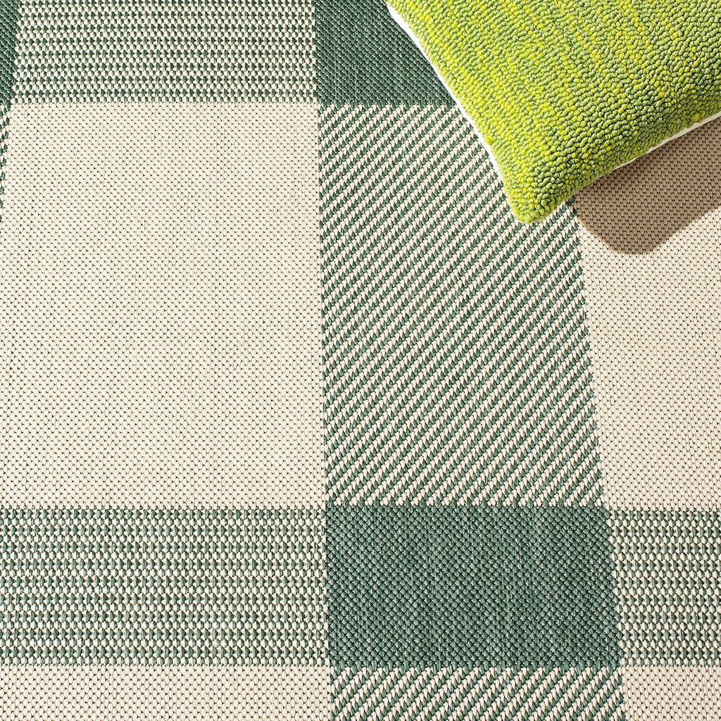 safavieh courtyard outdoor runner rug 2'3"x6'7", green &, close-up detail
